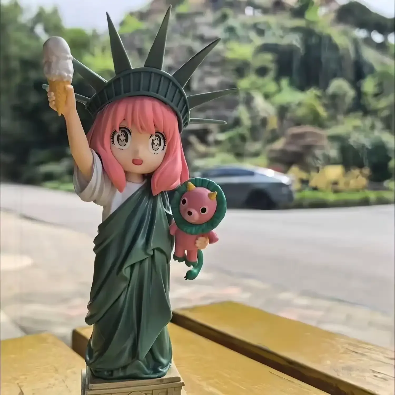 Anya Forger Statue of Liberty (20 cm)