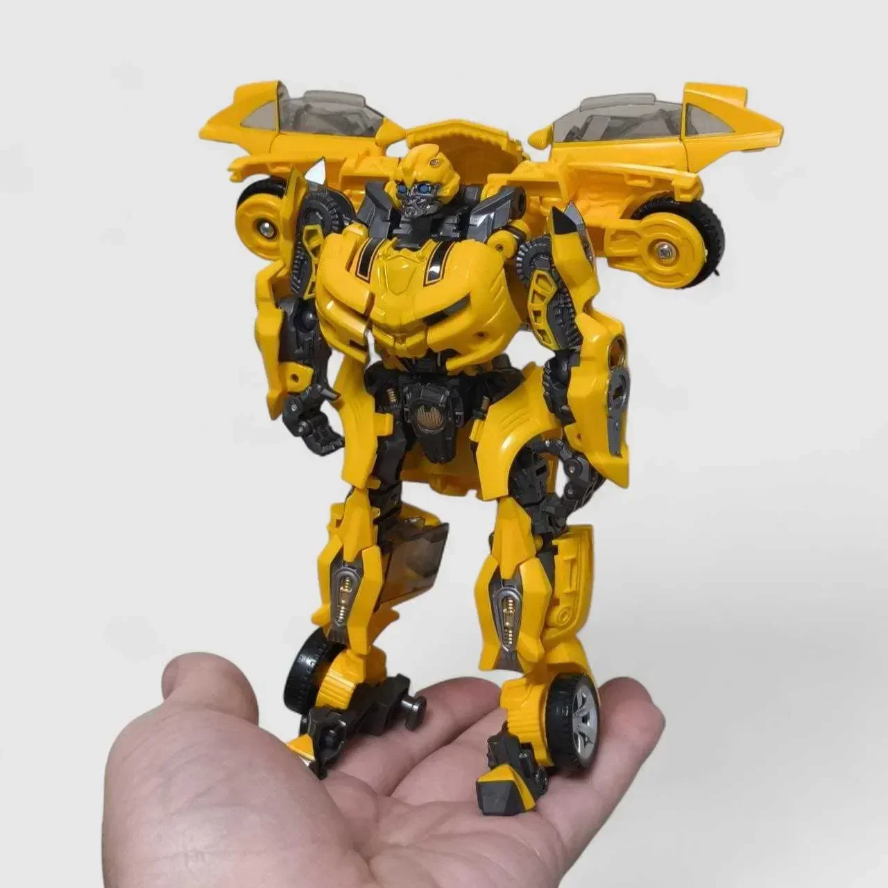 BAIWEI TW-1025B Bumblebee Figure (16 cm) - Image 4