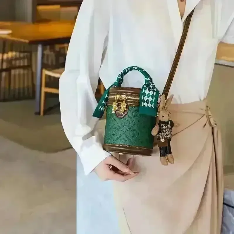 Chic Mini Luxury Bear Bucket Handbag - Image 3