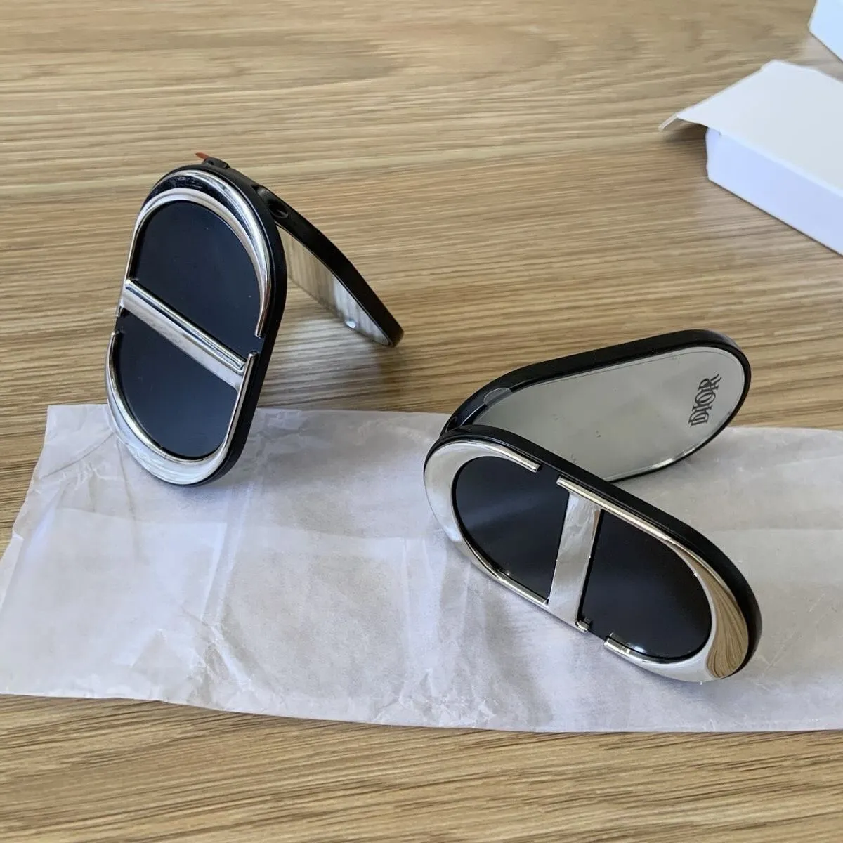 D Luxe Noir Dual-Reflect Phone Mirror - Image 9