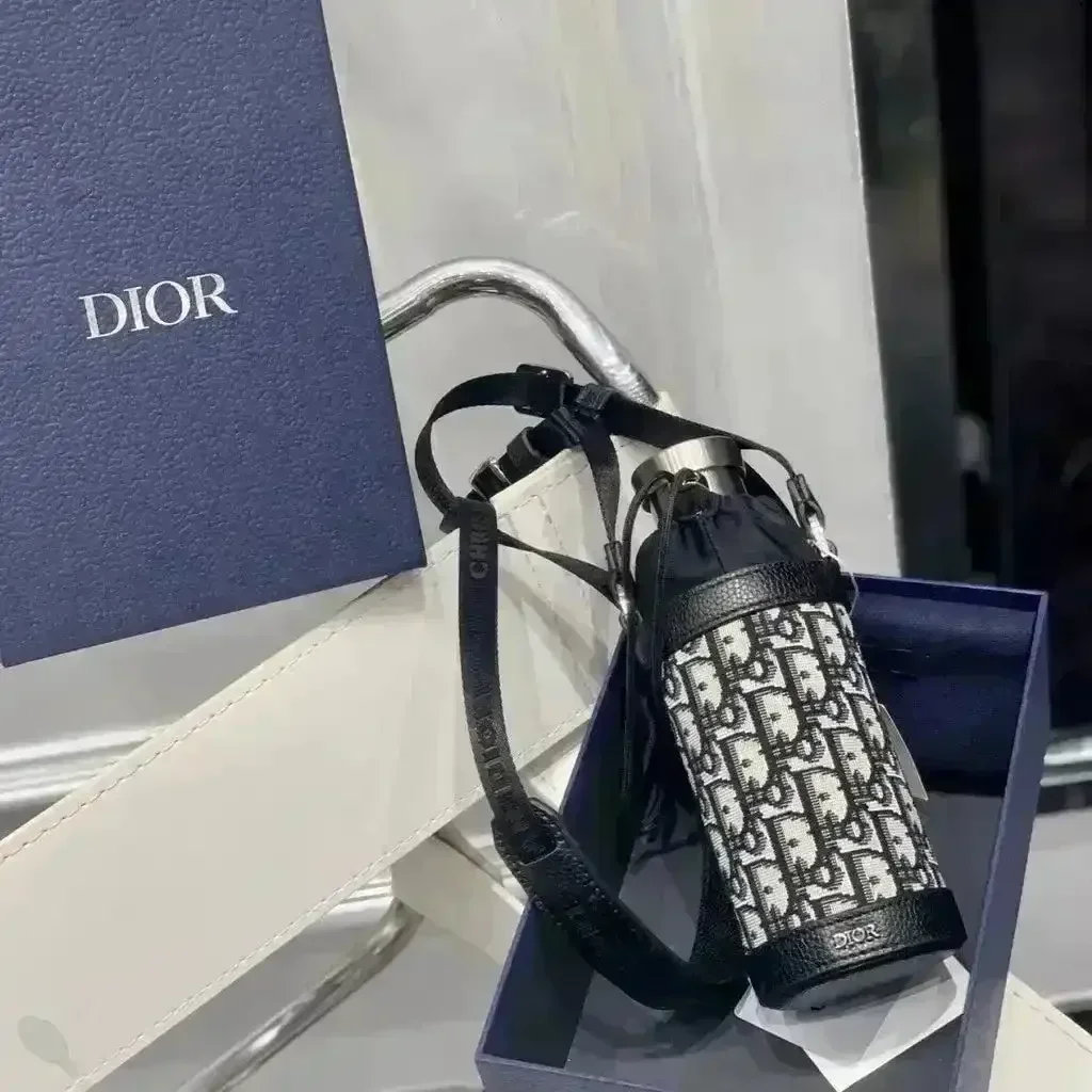 D Luxe Premium Crossbody Cover Bottle (500 ml) - Image 3