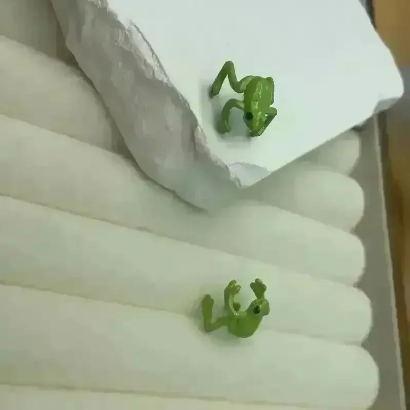 Green Frog Shaped Ear Clip - Image 3