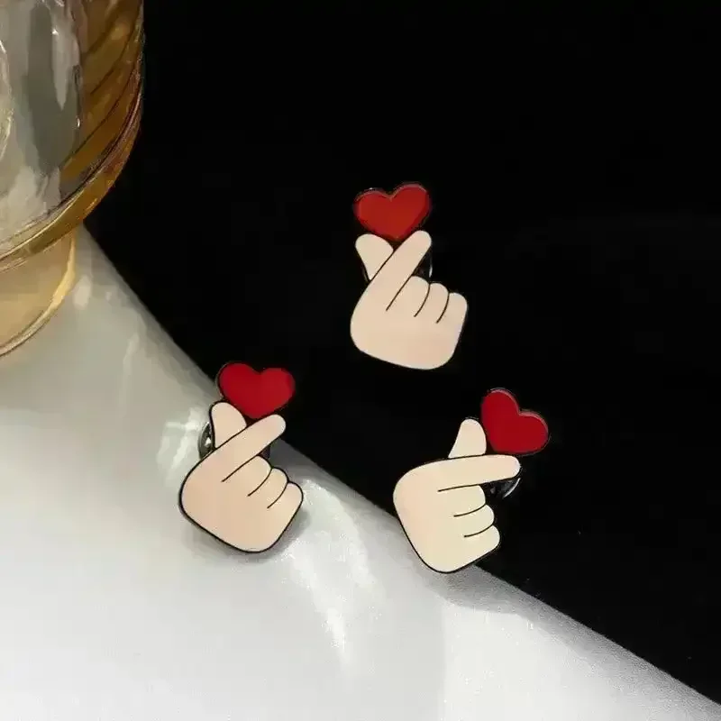 Heart-Shaped Enamel Brooch - Image 4