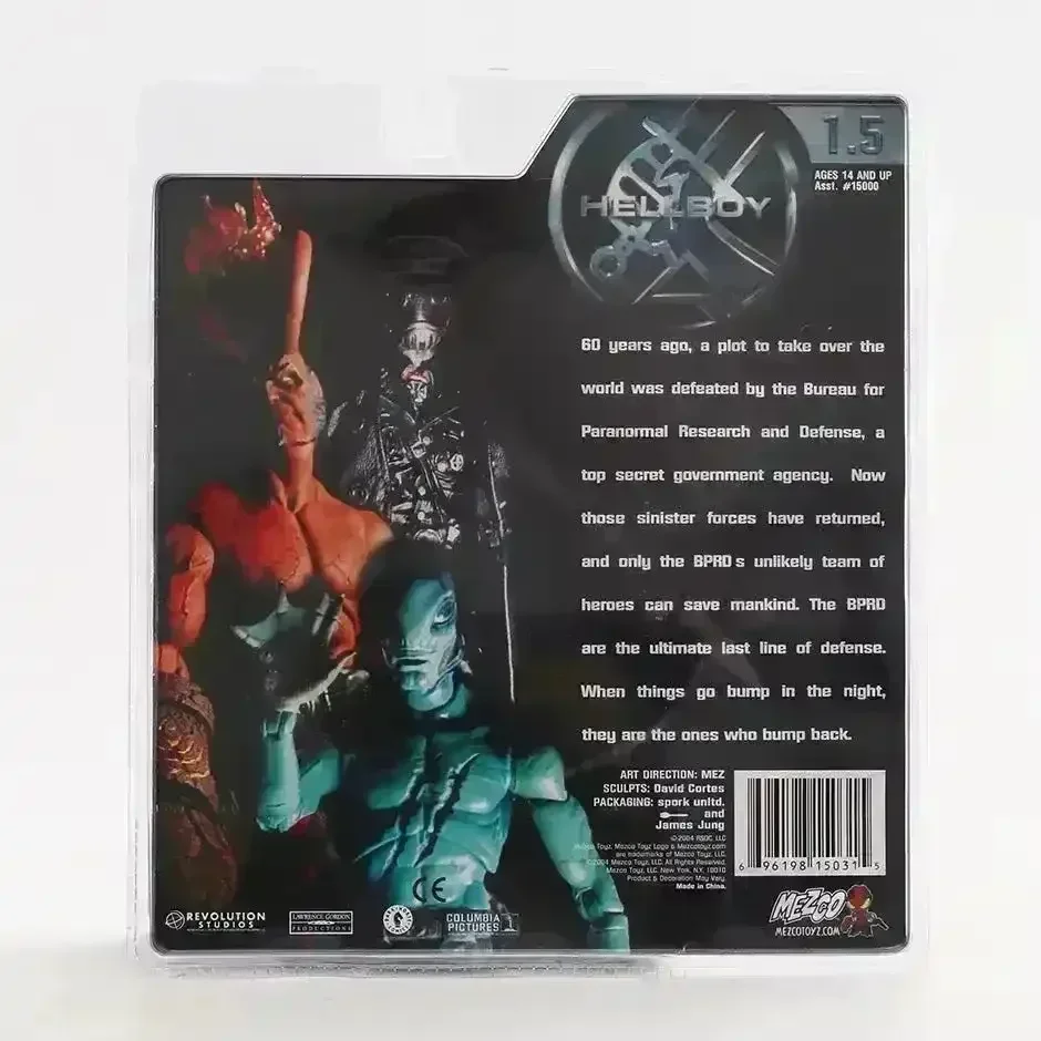 Hellboy Mezco Trench Coat Figurine (18 cm) - Image 4