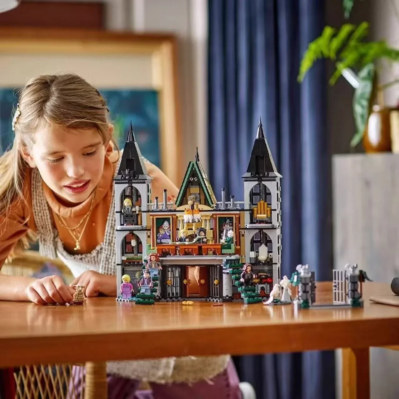 HP Malfoy Manor Building Block Set (1601 Pcs) - Image 2