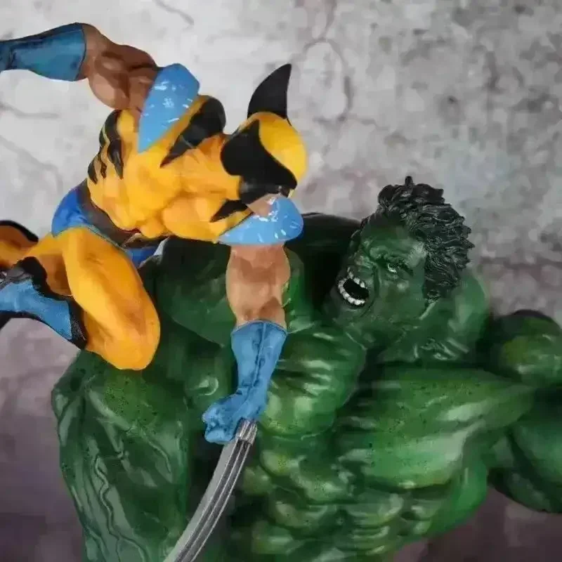 Hulk vs Wolverine Battle Scene Action Figure (36 cm) - Image 3