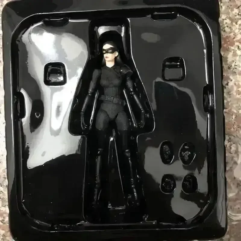 Mafex No. 009 Catwoman Action Figurine - Image 3