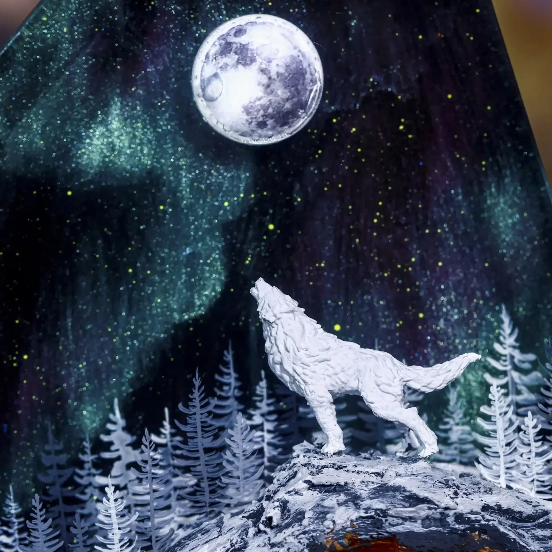 Northern Lights Howling Wolf Resin Night Light - Image 4