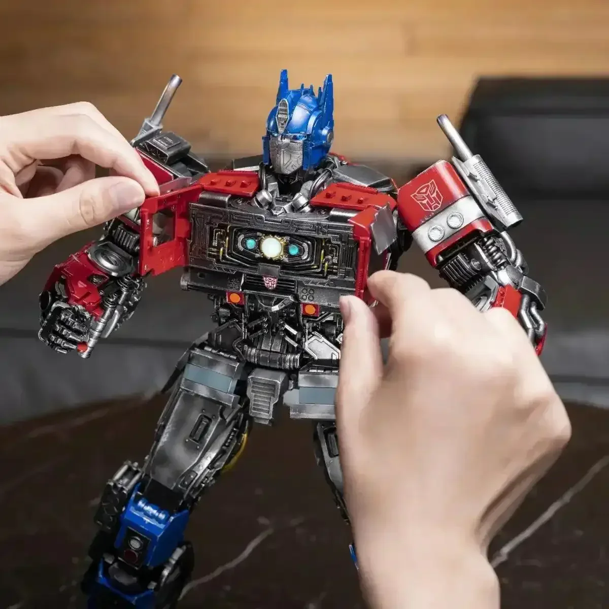 Robosen Elite Optimus Prime Auto-Converting Robot (40 cm) - Image 9