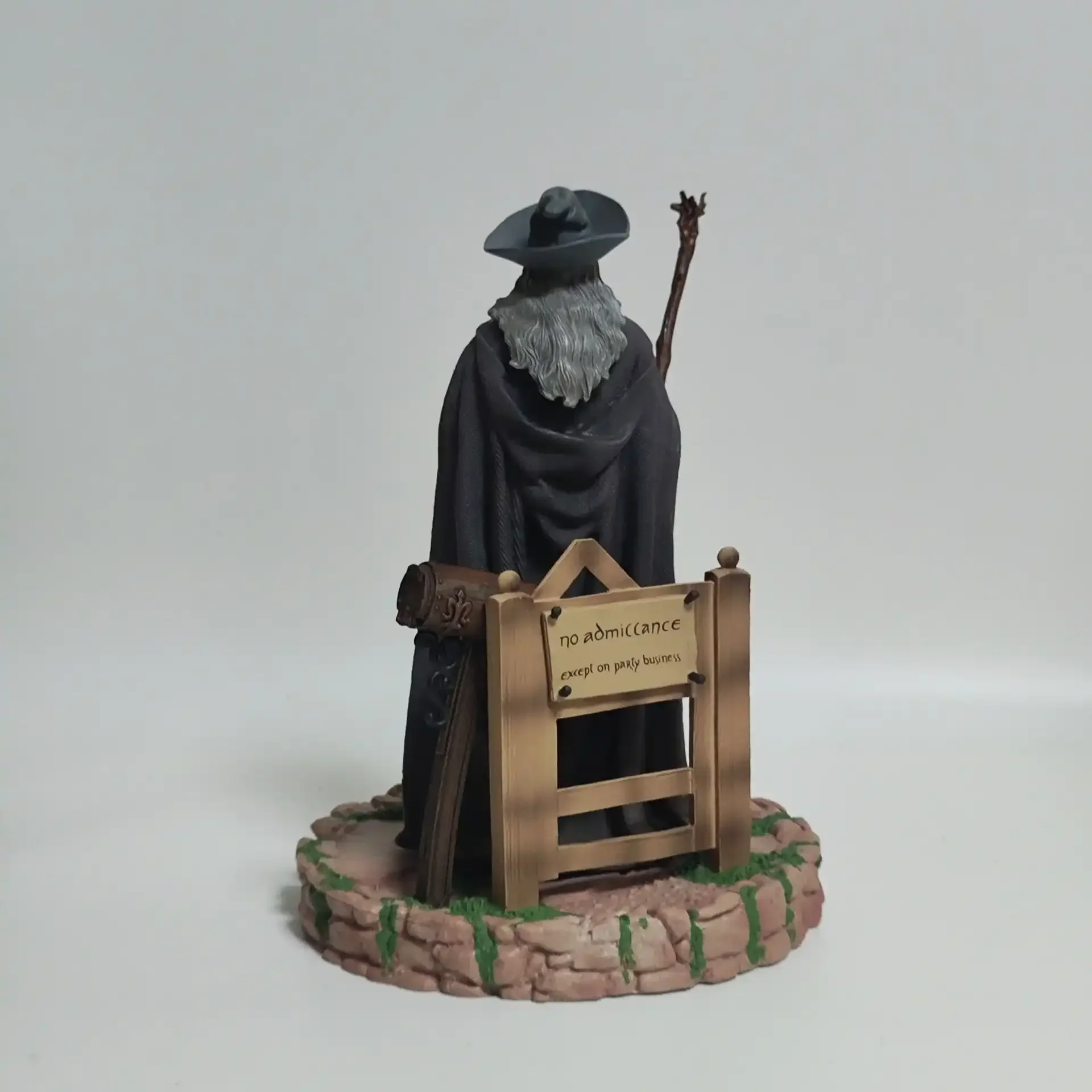 Sagacious Gandalf LOTR Figurine (21 cm) - Image 4