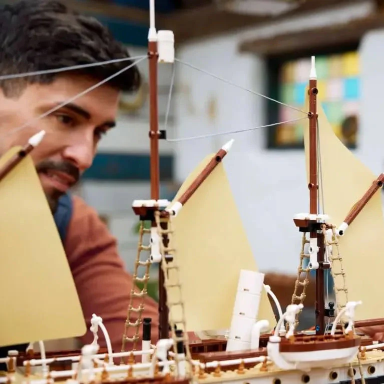 Endurance Exploration Ship Building Blocks (3011 Pcs) - Image 3
