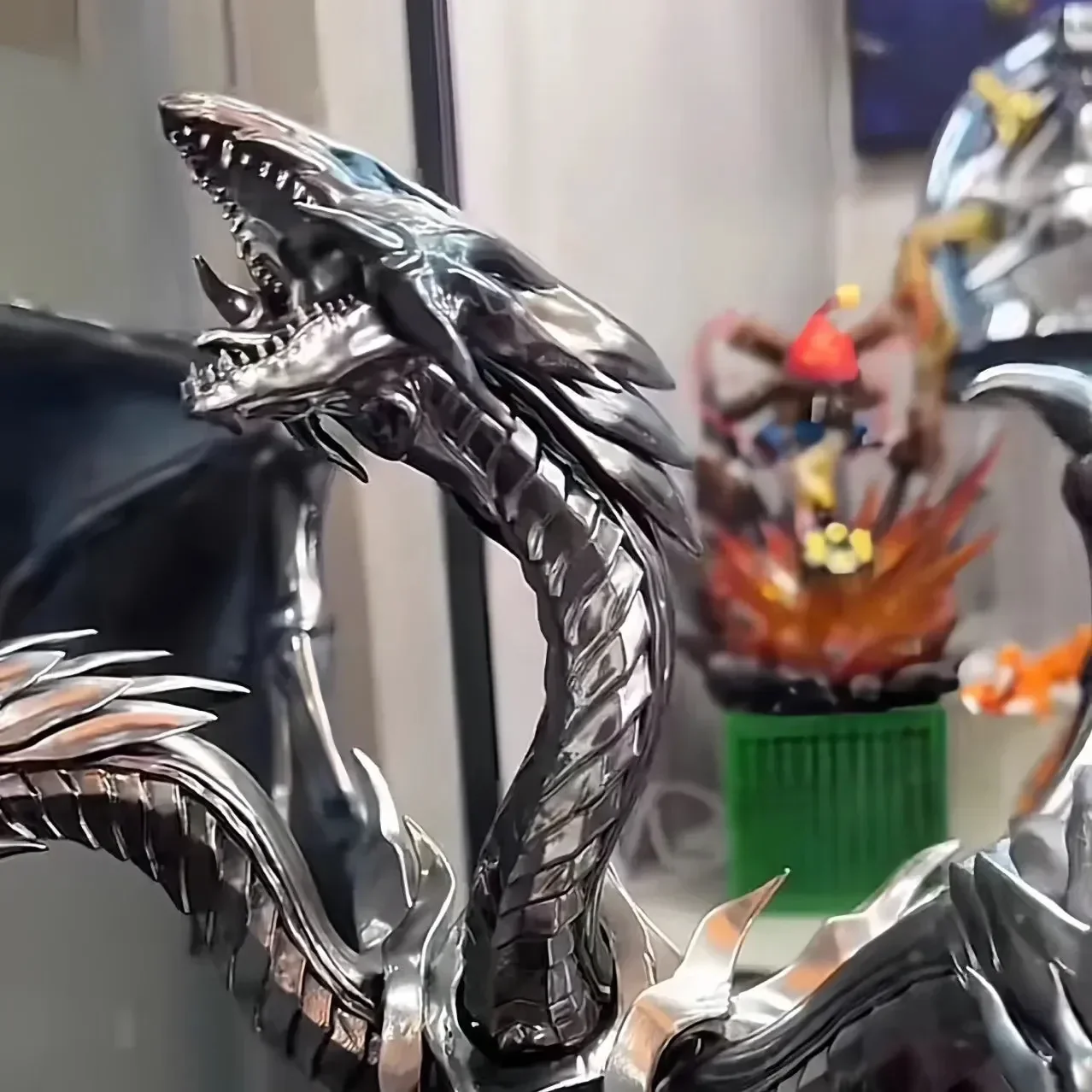 Yu-Gi-Oh! Green-Eyes White Dragon Figure (25 cm) - Image 3